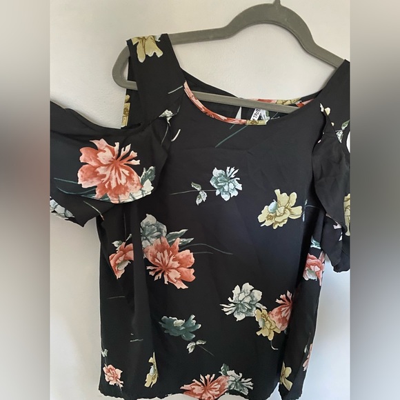 Cold Shoulder Blouse - Picture 2 of 4